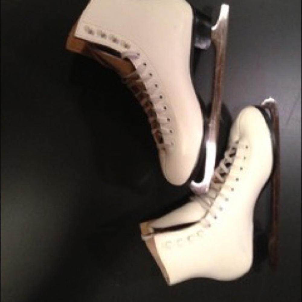 Reidell 121 figure skates